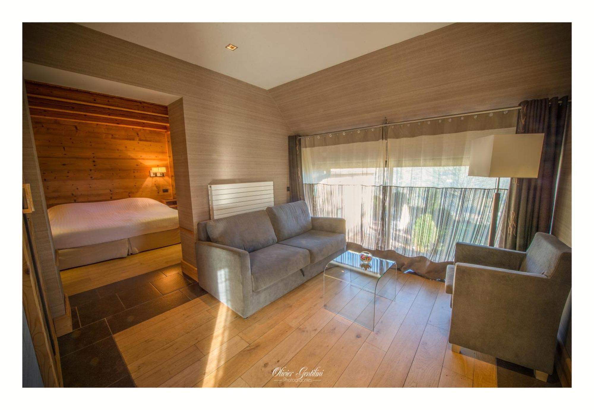 Hotel Restaurant Les Alisiers ラプートロワ エクステリア 写真